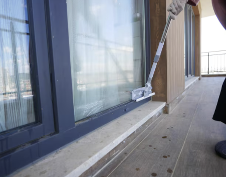 Fenster-Reinigung Fensterreinigung von außen mit einem speziellen Reinigungsgerät.