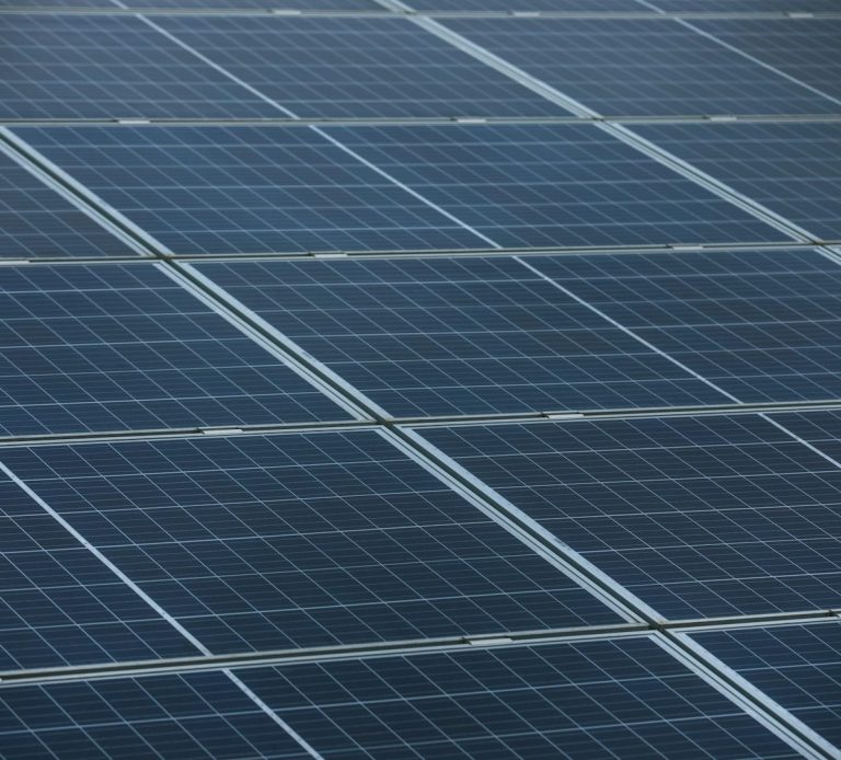 Solaranlagen- und PV-Analgen-Reinigung Dunkle, saubere Solarpanels mit Linien auf der Oberfläche, die Sonnenenergie sammeln.